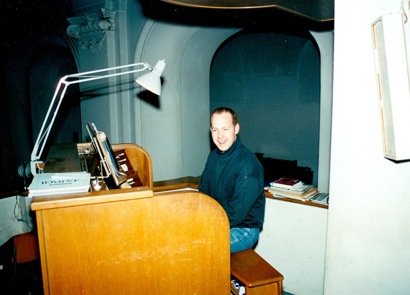 Günter Becker am Spieltisch in St. Johann (c) Junger Chor St. Johann