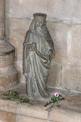 Gotische Lettnerfigur der heiligen Elisabeth im nördlichen Seitenschiff der Marburger Elisabethkirche (c) Wikimedia Commons