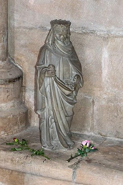 Gotische Lettnerfigur der heiligen Elisabeth im nördlichen Seitenschiff der Marburger Elisabethkirche