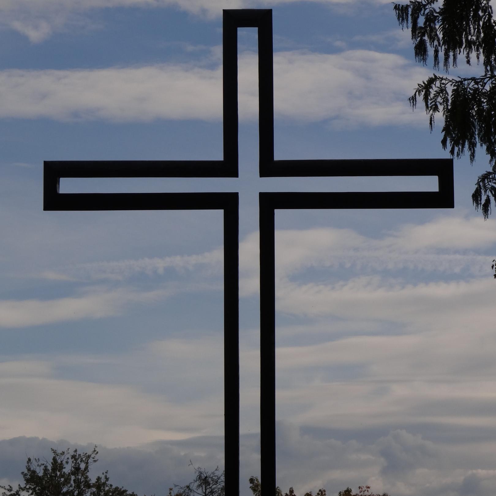 Kreuz auf einem Friedhof in Laupheim