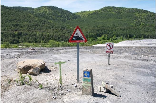 Weg_mit_Pfeil.jpg