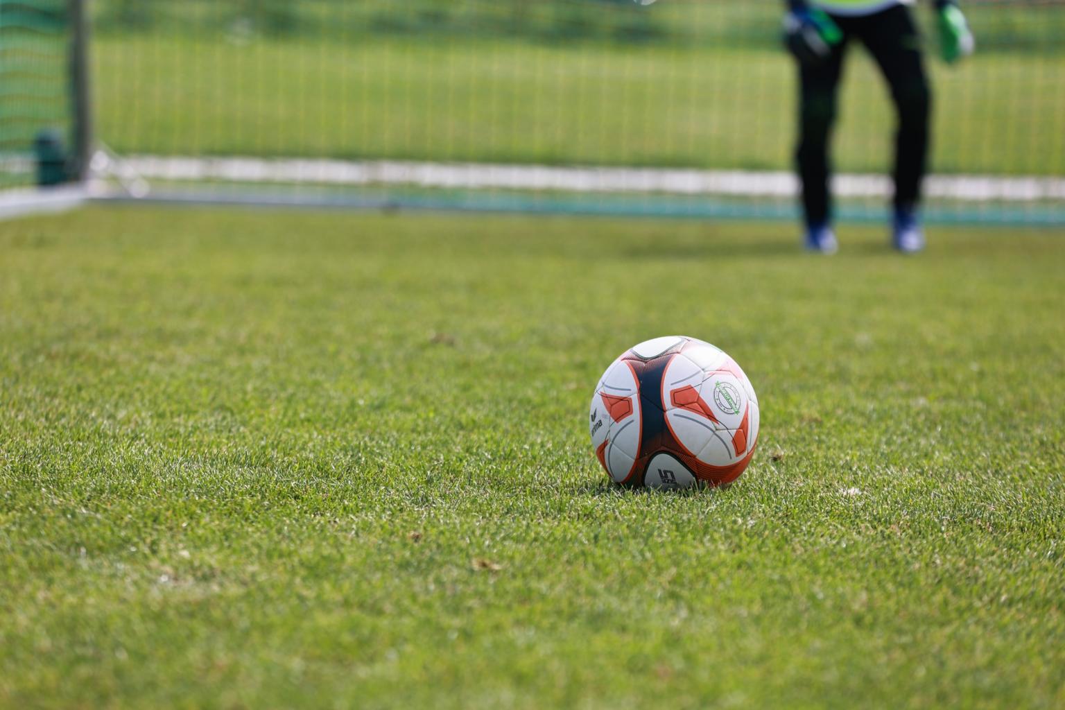football-8926116_by__planet_fox_pixabay_pbs (c) Pfarrbriefservice