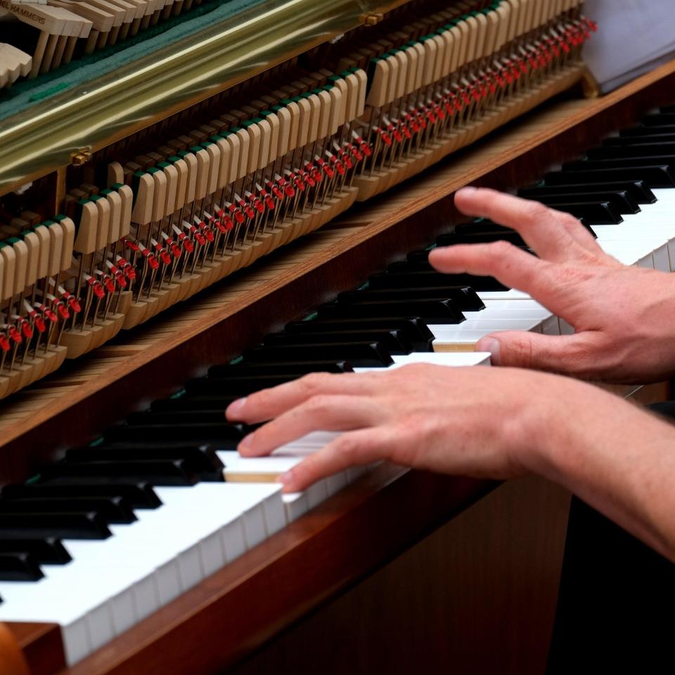 music4life-play-piano-1589163_1920